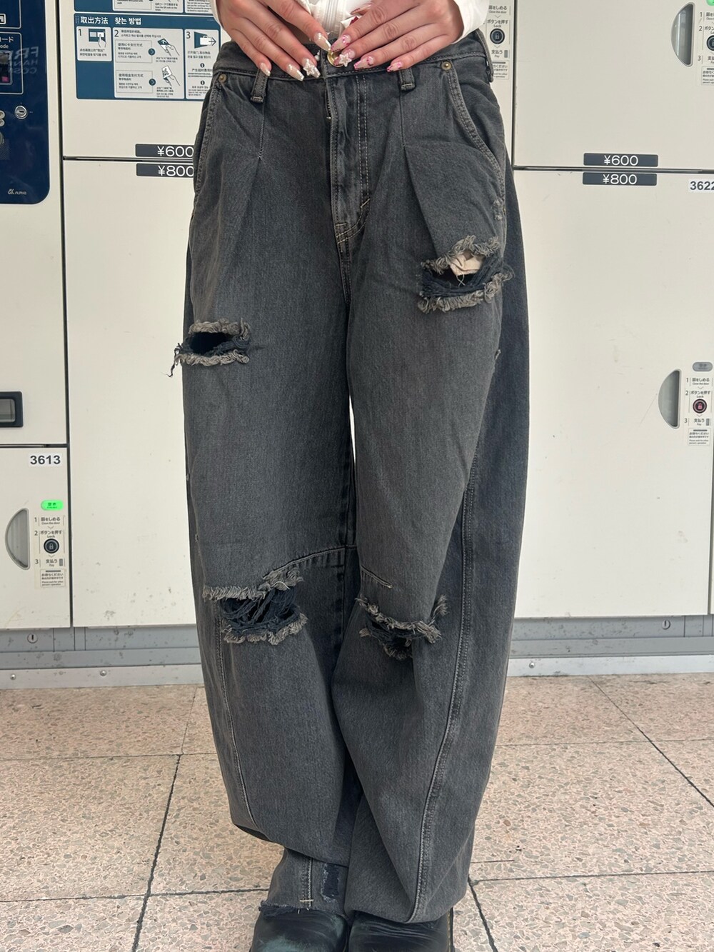 ホワイト系のTシャツ/カットソー、ブラック系のデニムパンツ、シルバー系のネックレスを着用したレディースの夏コーディネートの8枚目の写真