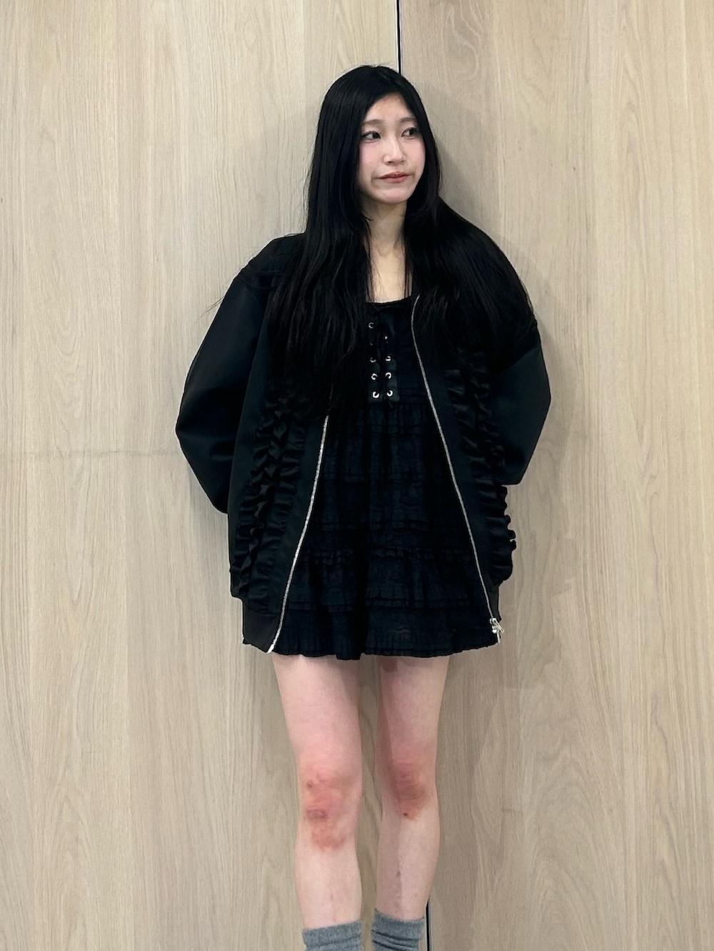 ブラック系のジャージ、ブラック系のワンピースを着用したレディースの春コーディネートの4枚目の写真