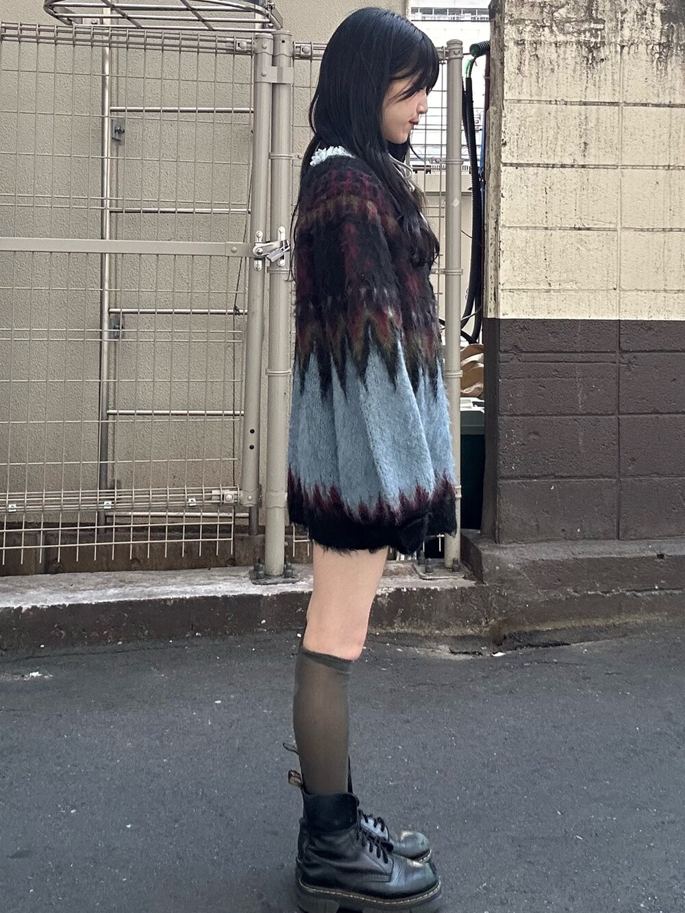 ブラック系のカーディガン/ボレロ、グレー系のTシャツ/カットソーを着用したレディースの秋コーディネートの3枚目の写真