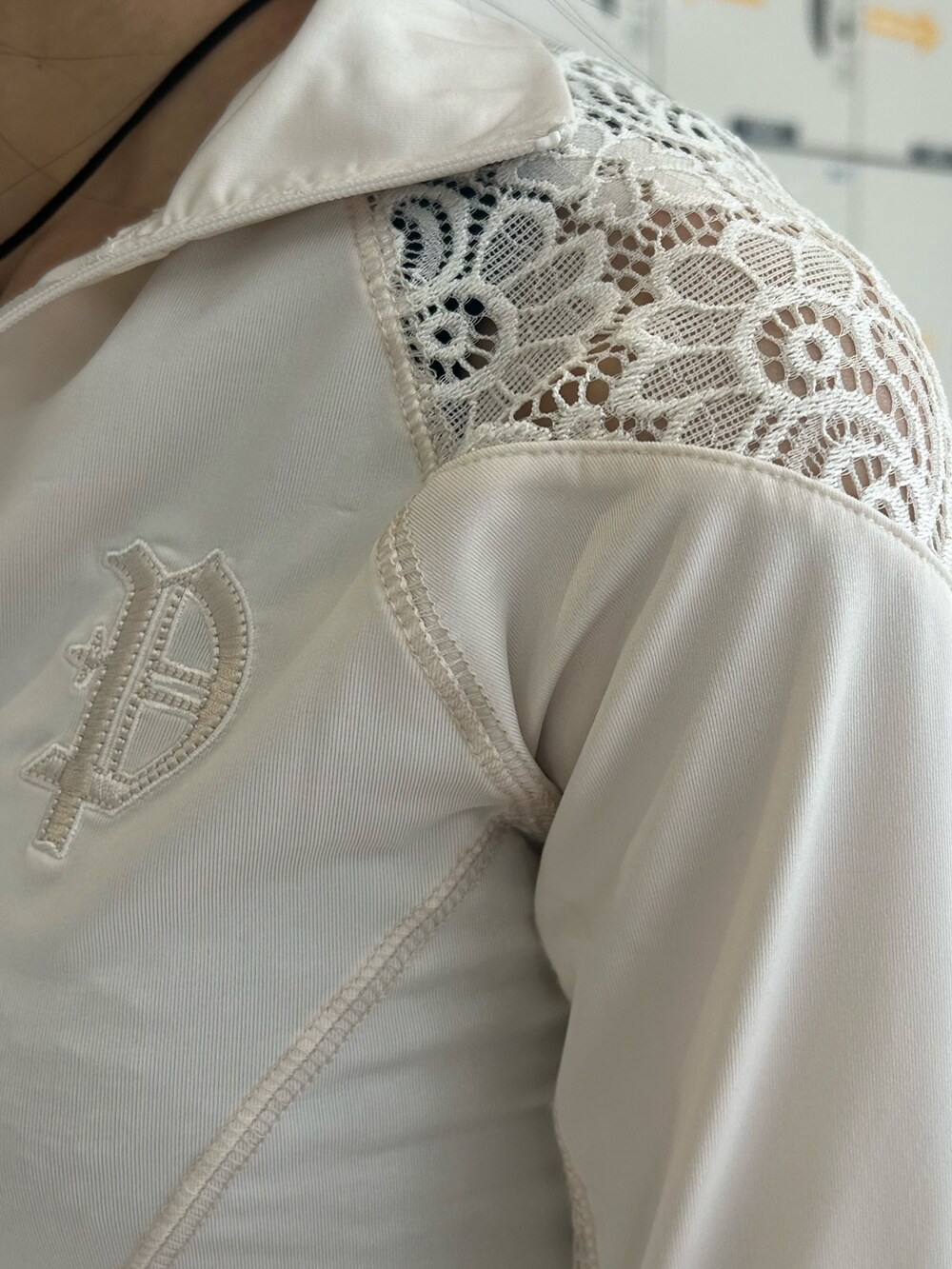 ホワイト系のTシャツ/カットソー、ブラック系のデニムパンツ、シルバー系のネックレスを着用したレディースの夏コーディネートの7枚目の写真