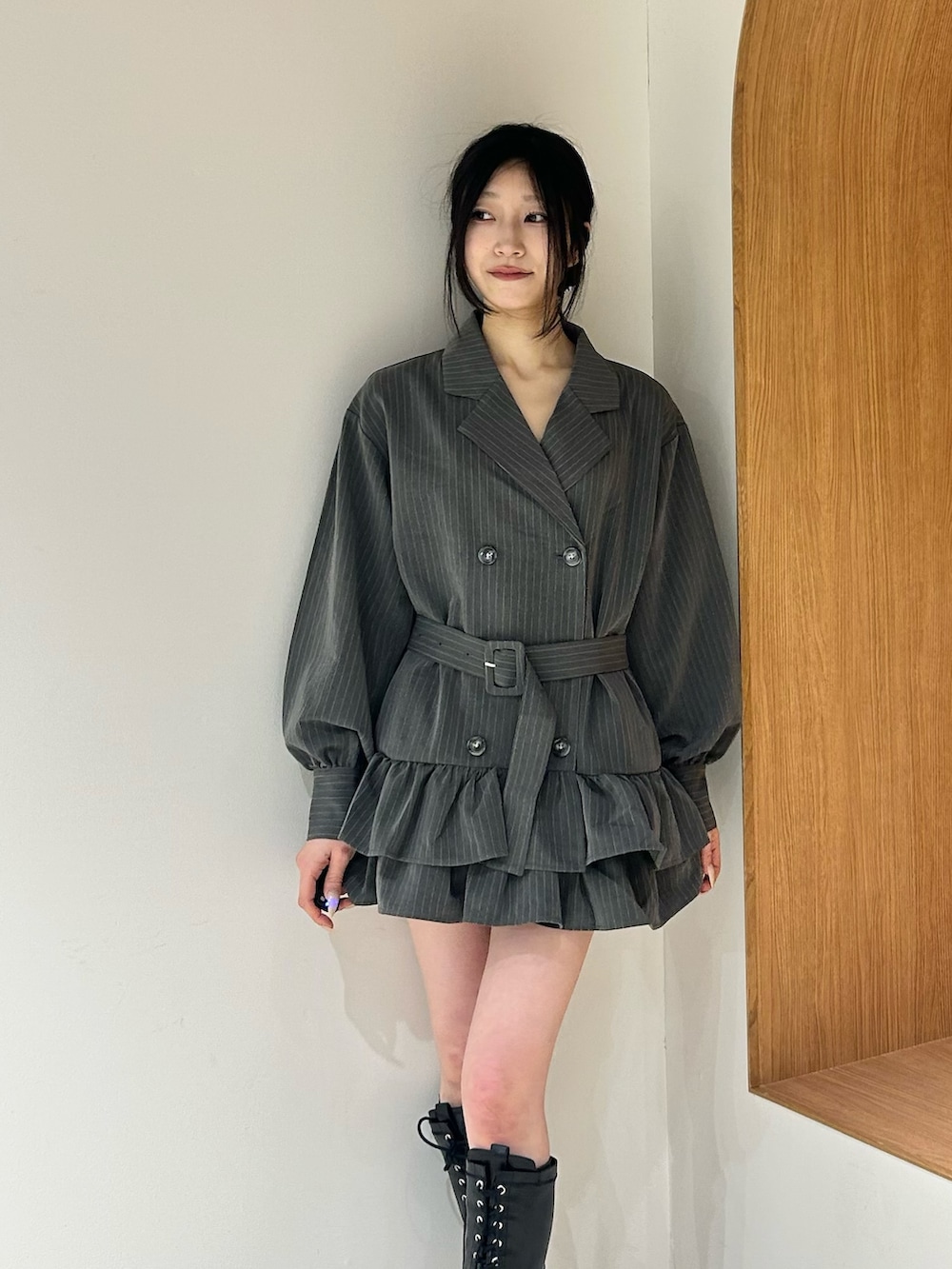 グレー系のワンピース、ブラック系のブーツを着用したレディースの冬コーディネートの4枚目の写真