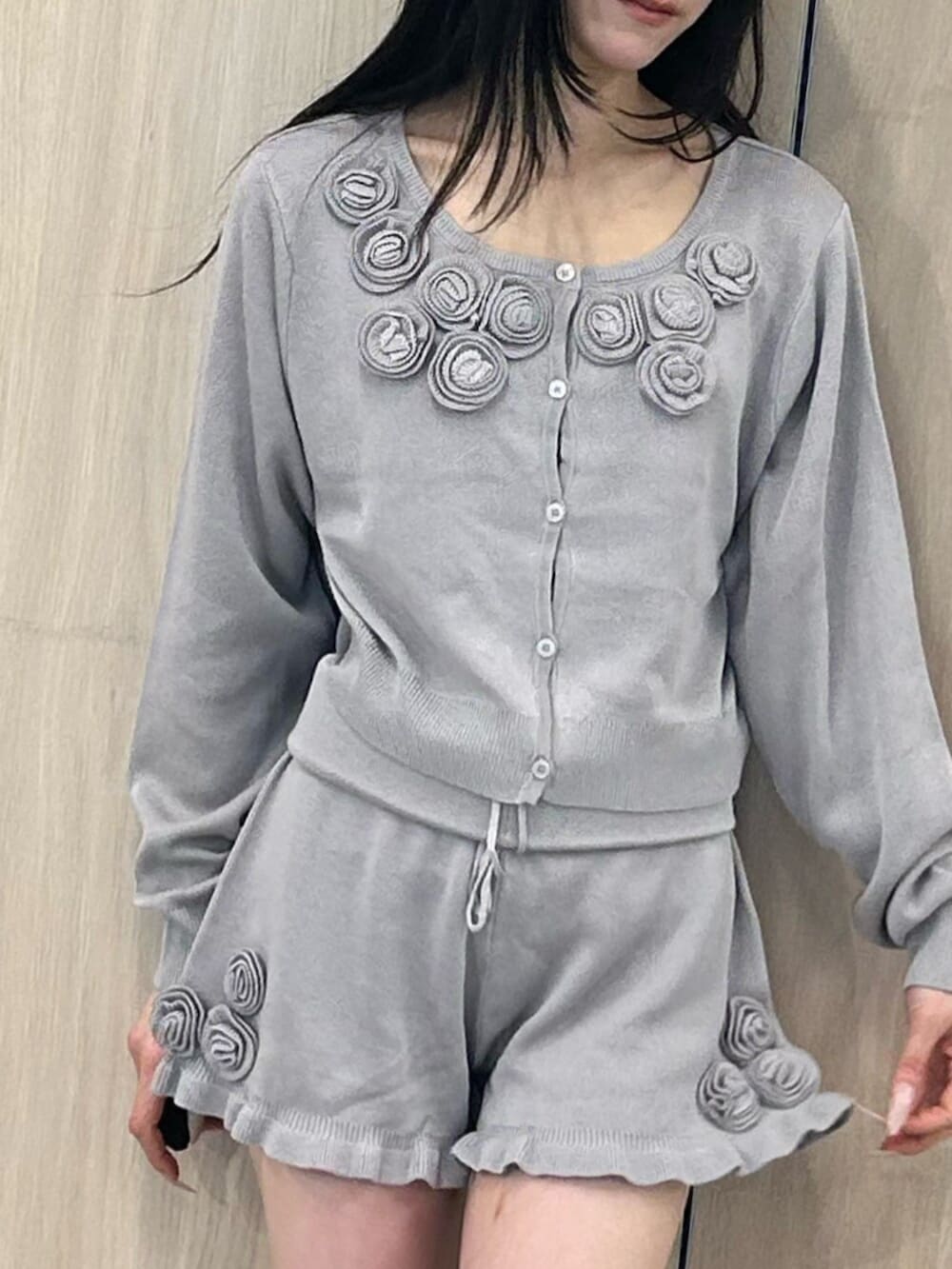 ブラック系のパンプス、グレー系のニット/セーター、グレー系のその他パンツを着用したレディースの春コーディネートの5枚目の写真