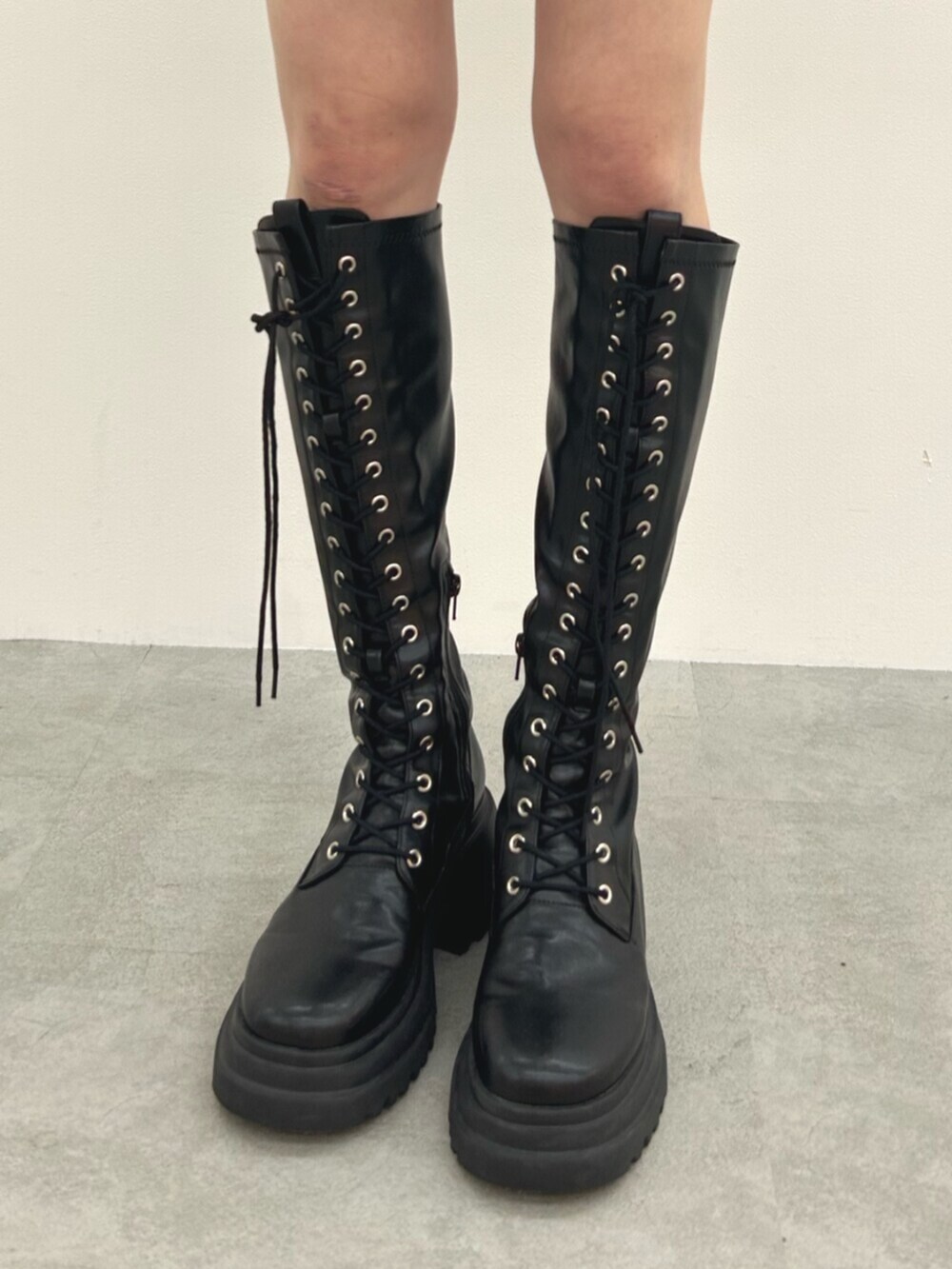 ブラック系のブーツ、ブラック系のワンピースを着用したレディースの夏コーディネートの6枚目の写真