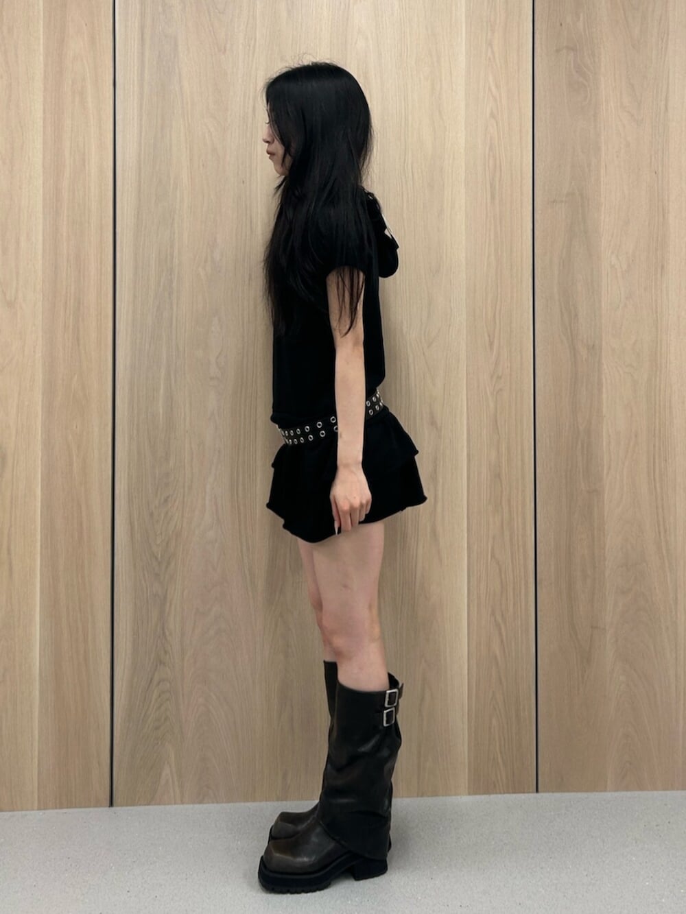 ブラック系のブーツ、ブラック系のワンピース、ブラック系のベルトを着用したレディースの夏コーディネートの2枚目の写真