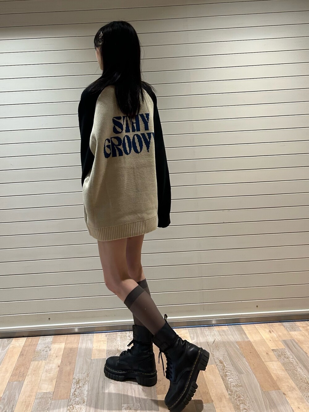 ホワイト系のニット/セーターを着用したレディースの秋コーディネートの3枚目の写真