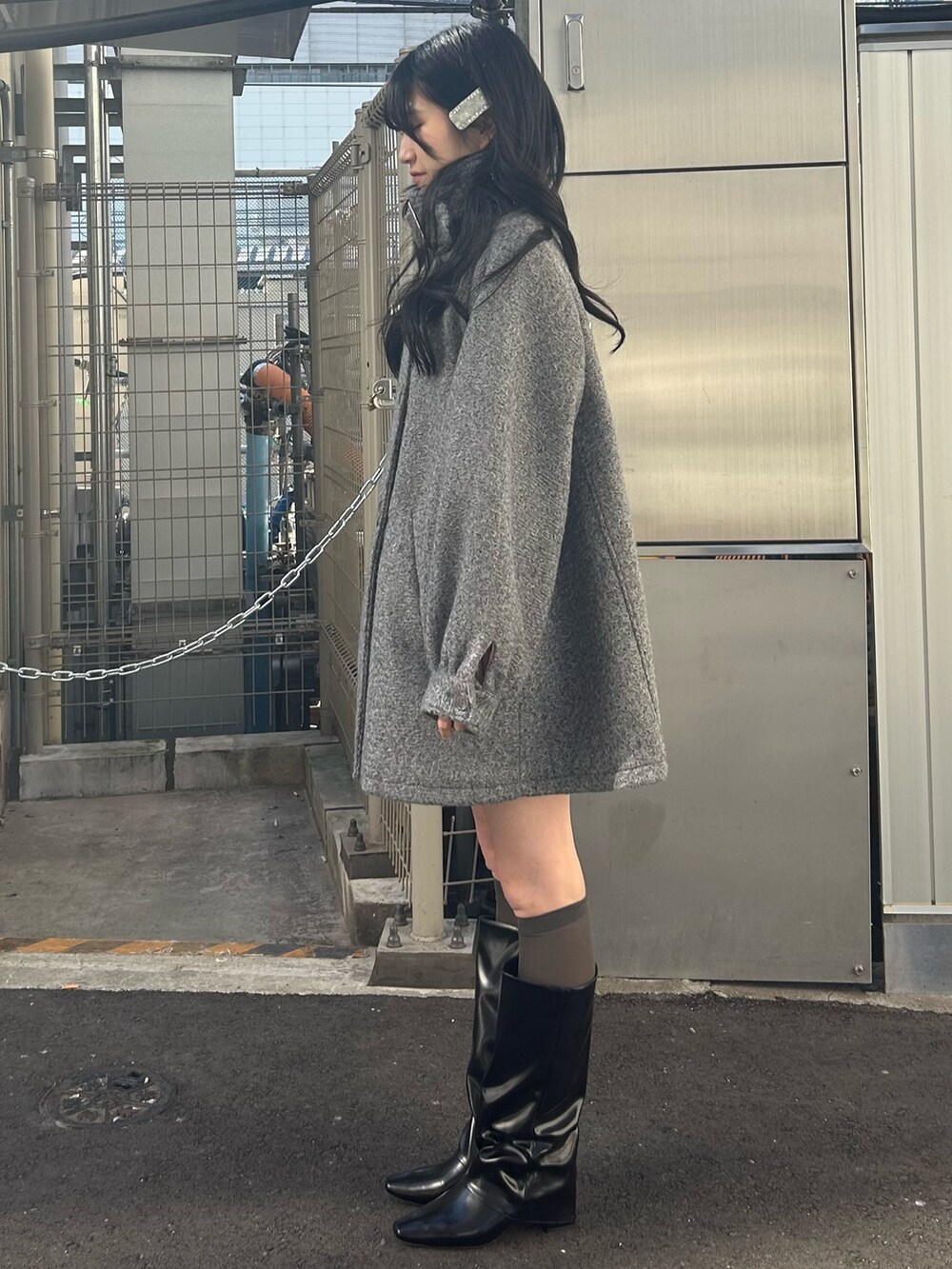 グレー系のその他アウター、ブラック系のブーツを着用したレディースの秋コーディネートの2枚目の写真