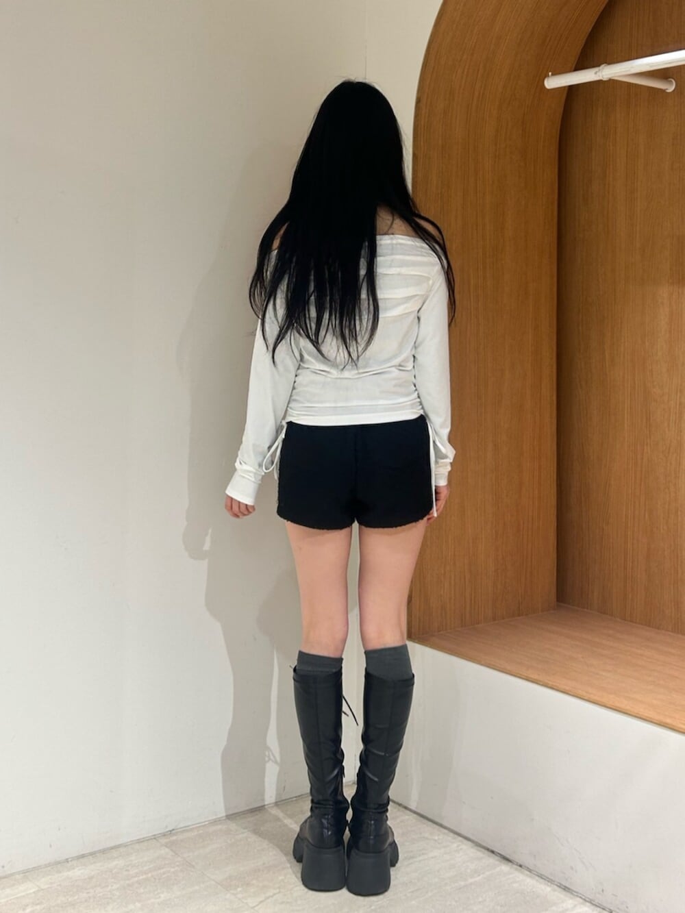 ブラック系のブーツ、ブラック系のその他パンツ、ホワイト系のTシャツ/カットソーを着用したレディースの春コーディネートの3枚目の写真