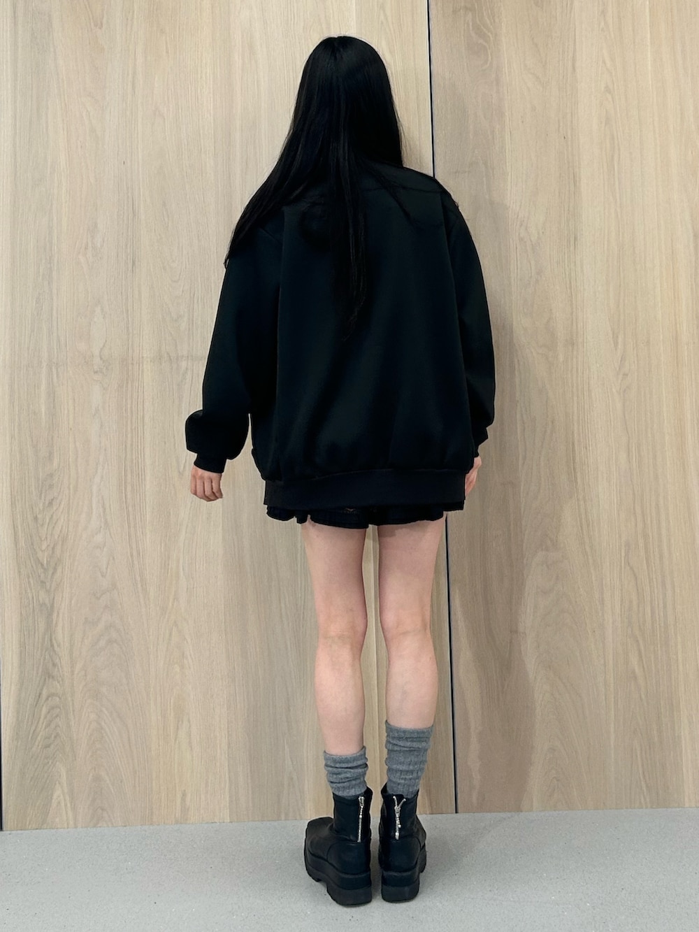 ブラック系のジャージ、ブラック系のワンピースを着用したレディースの春コーディネートの3枚目の写真