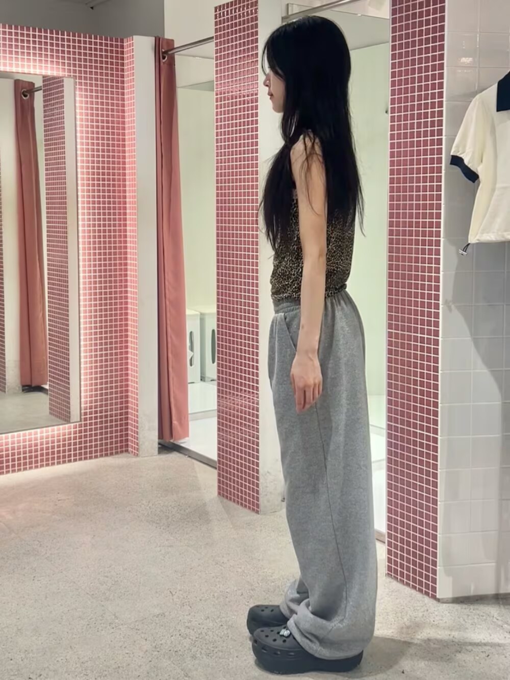 グレー系のスウェットパンツ、ブラウン系のタンクトップ、ホワイト系のシュシュを着用したレディースの夏コーディネートの2枚目の写真