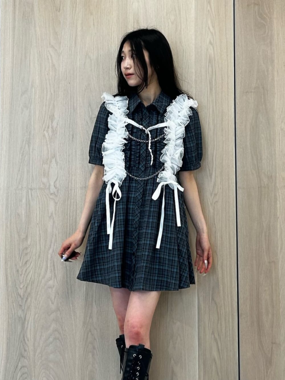 ホワイト系のキャミソール、ブラック系のブーツ、ブルー系のワンピースを着用したレディースの夏コーディネートの5枚目の写真