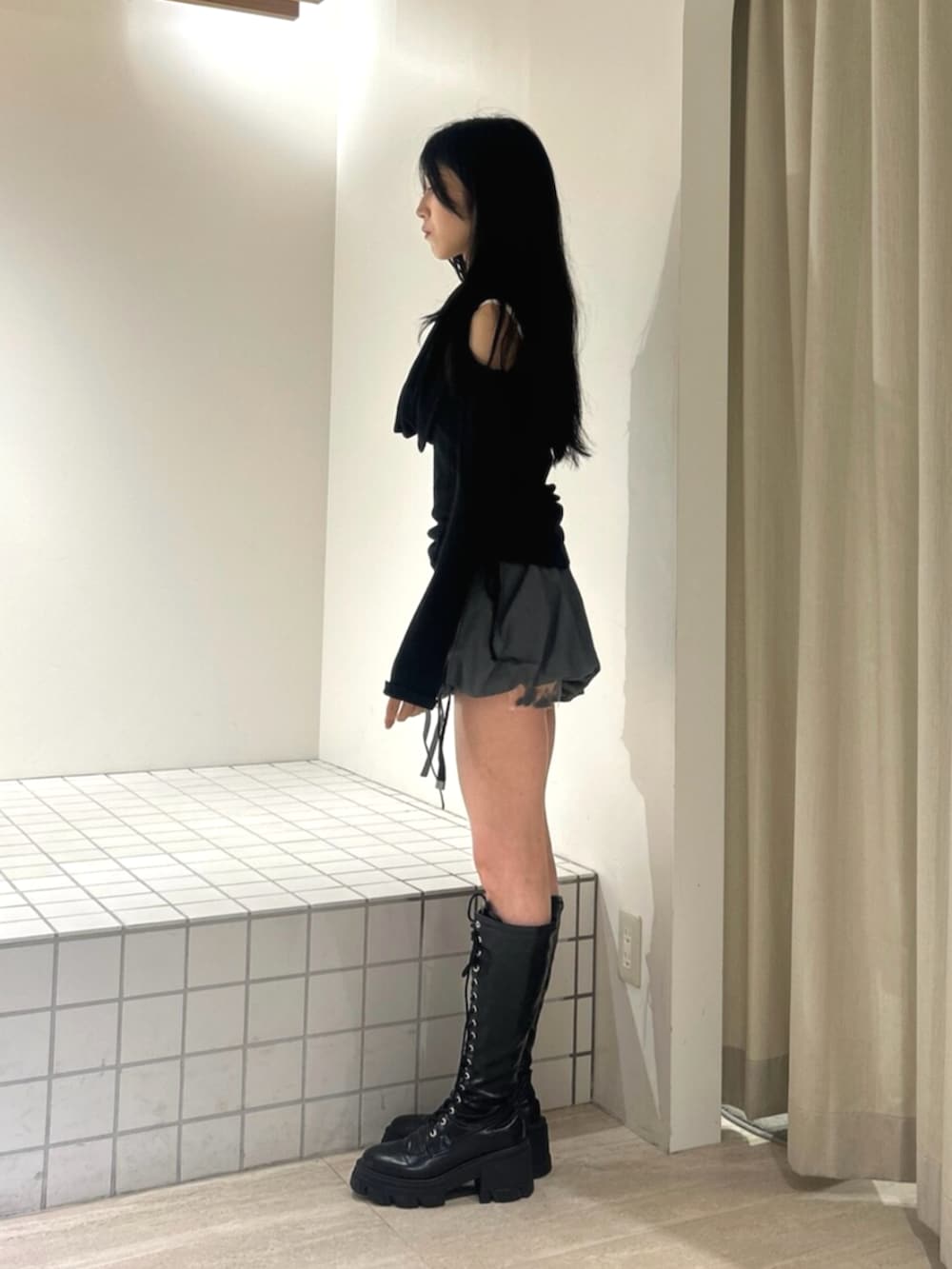 ブラック系のブーツ、グレー系のその他パンツ、ブラック系のTシャツ/カットソーを着用したレディースの秋コーディネートの2枚目の写真