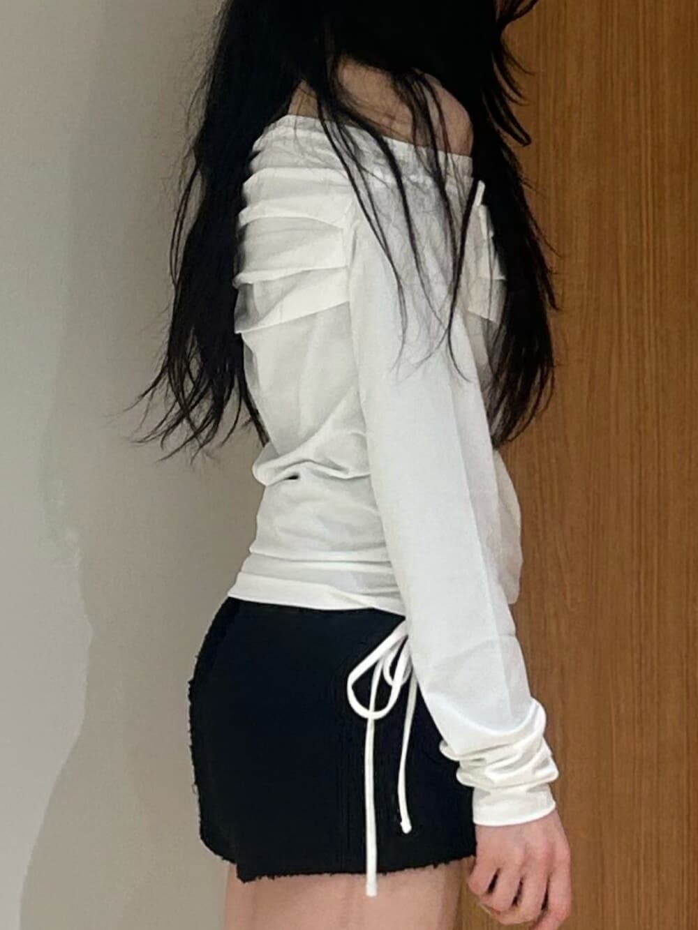 ブラック系のブーツ、ブラック系のその他パンツ、ホワイト系のTシャツ/カットソーを着用したレディースの春コーディネートの6枚目の写真