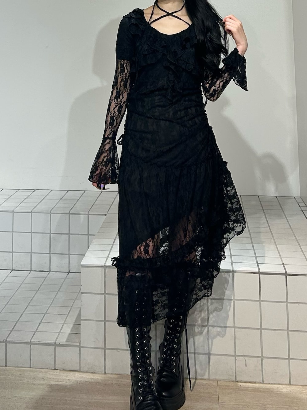 ブラック系のワンピース、ブラック系のブーツを着用したレディースの秋コーディネートの5枚目の写真