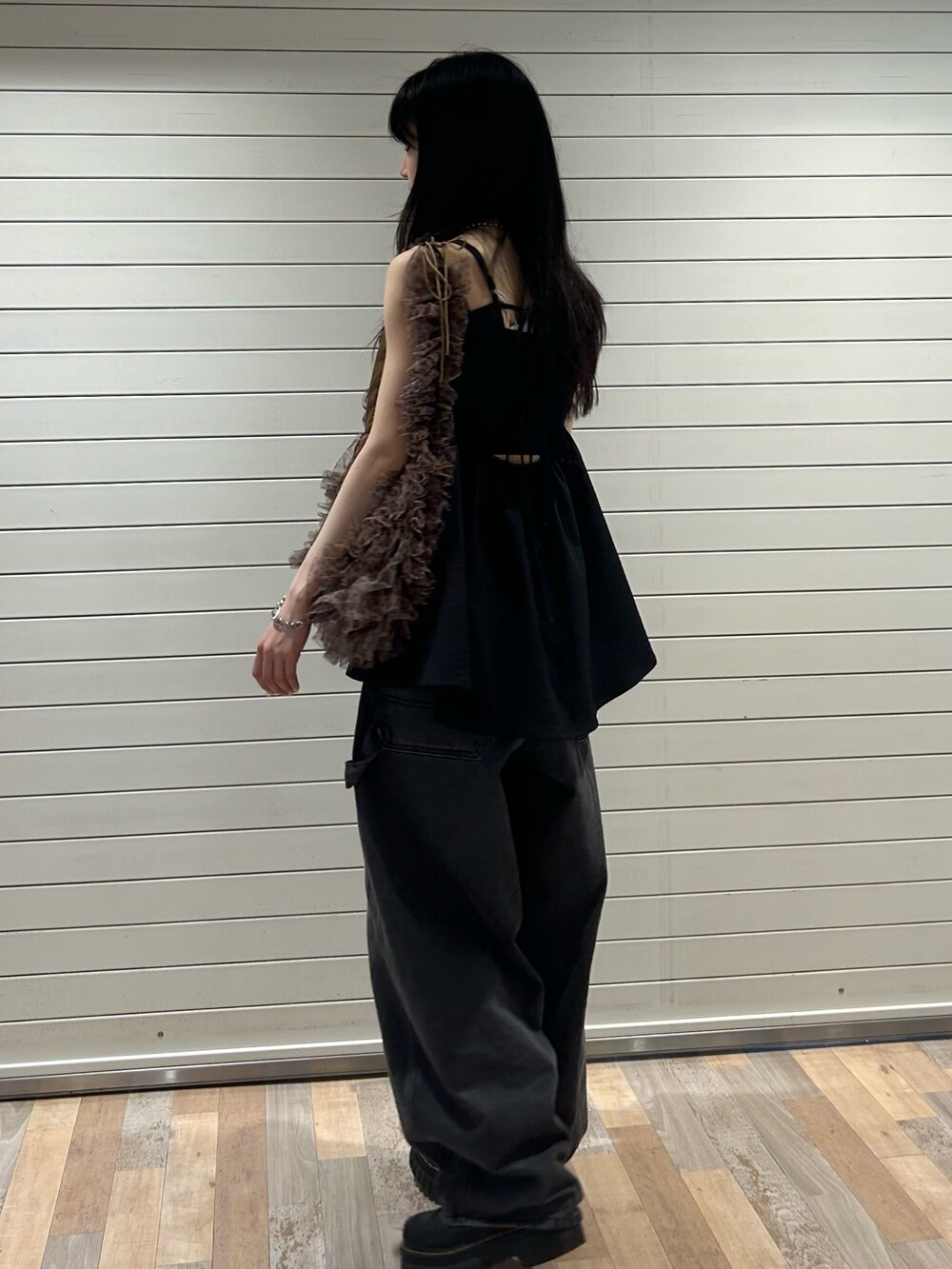 ブラック系のキャミソール、ブラック系のデニムパンツ、その他のショルダーバッグを着用したレディースの夏コーディネートの3枚目の写真