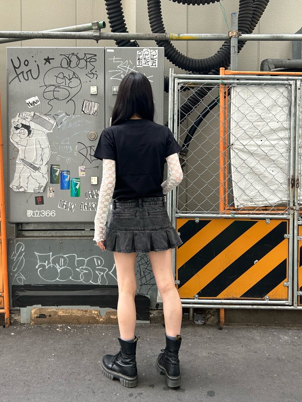 ブラック系のTシャツ/カットソー、ブラック系のデニムパンツ、ホワイト系のTシャツ/カットソーを着用したレディースの夏コーディネートの3枚目の写真