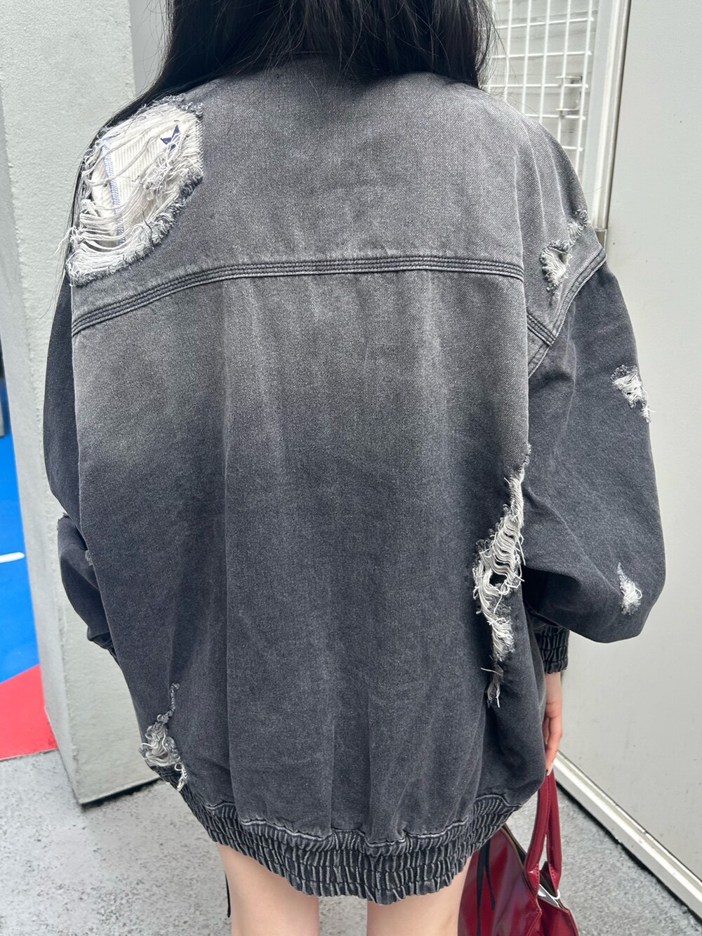 ホワイト系のTシャツ/カットソー、ブラック系のブルゾン、レッド系のハンドバッグを着用したレディースの秋コーディネートの9枚目の写真