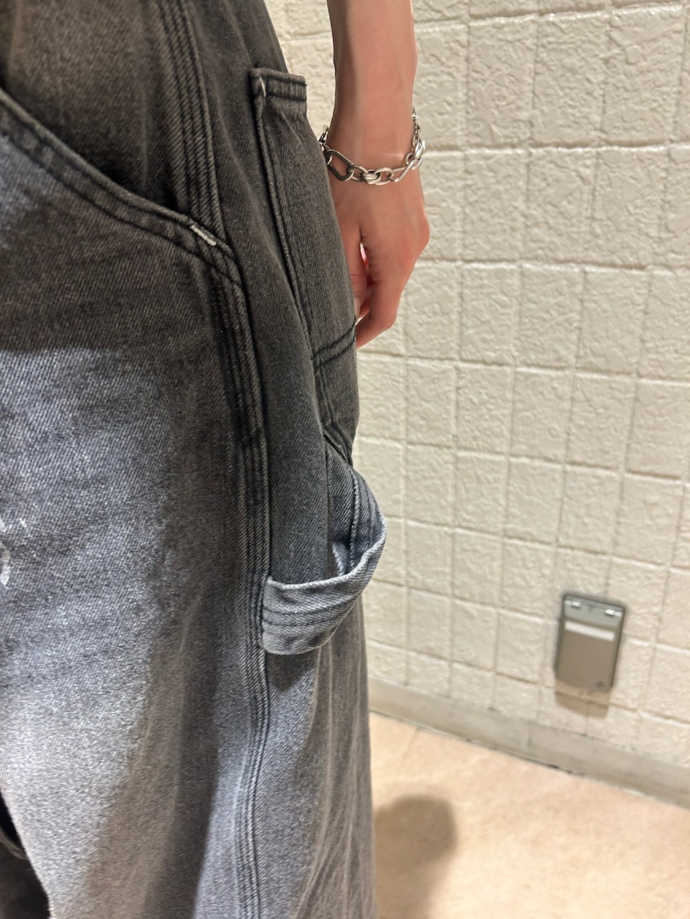 ブラック系のTシャツ/カットソー、ブラック系のデニムパンツを着用したレディースの夏コーディネートの8枚目の写真