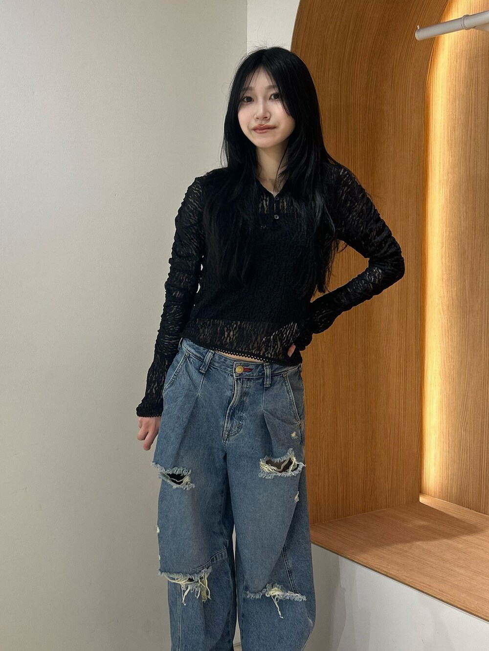 ブラック系のシャツ/ブラウス、ブルー系のデニムパンツ、ブラック系のその他シューズを着用したレディースの夏コーディネートの4枚目の写真