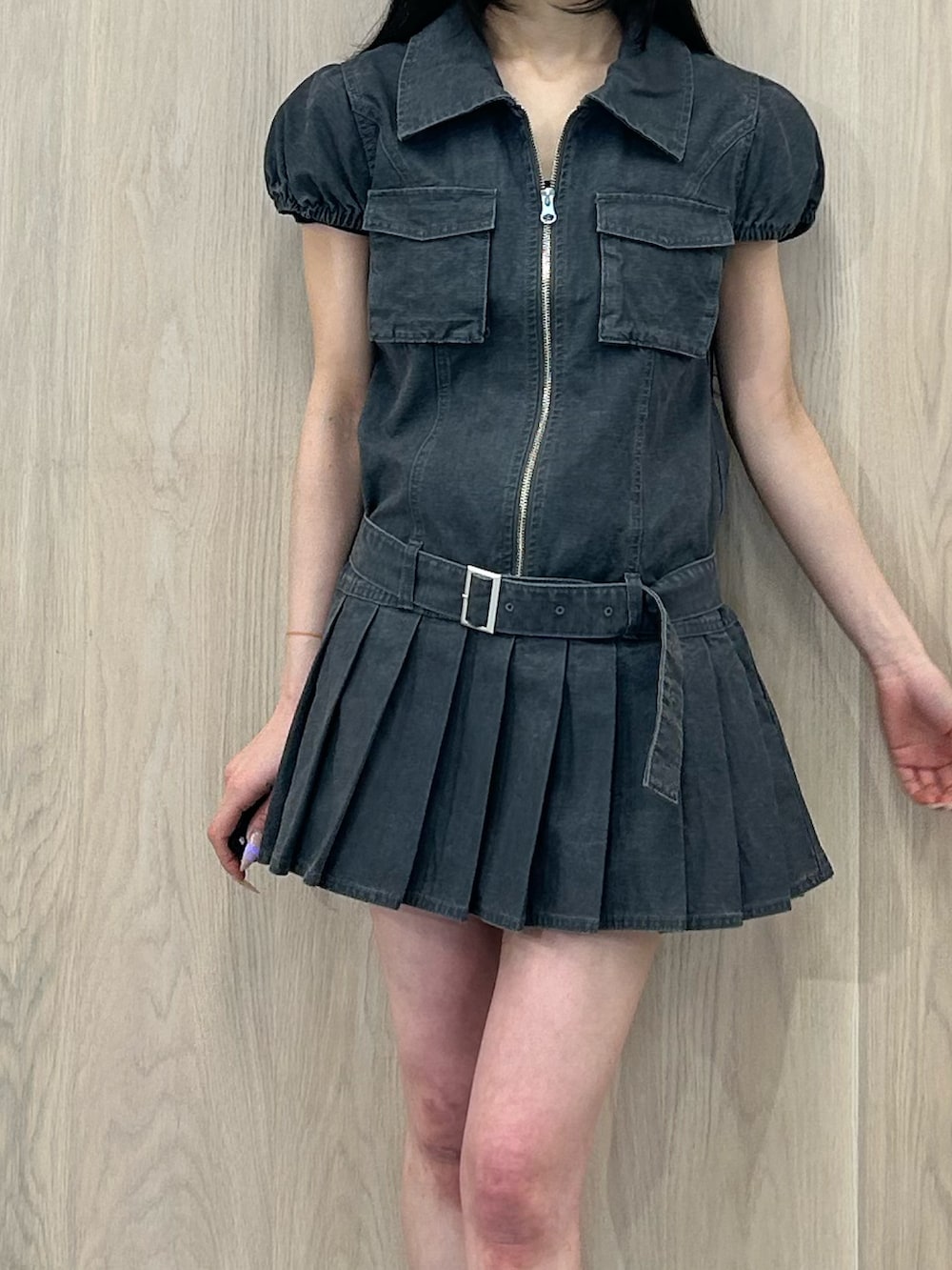 ブラック系のワンピースを着用したレディースの春コーディネートの5枚目の写真