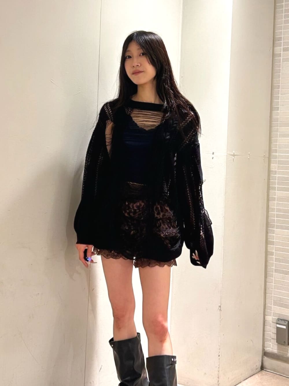 ブラウン系のその他パンツ、ブラック系のブーツ、ブラック系のニット/セーターを着用したレディースの秋コーディネートの4枚目の写真
