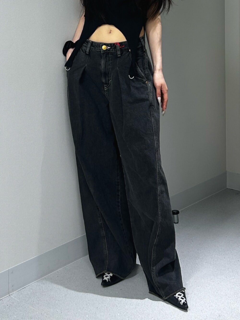 ブラック系のデニムパンツ、ブラック系のパンプス、ブラック系のTシャツ/カットソーを着用したレディースの夏コーディネートの7枚目の写真