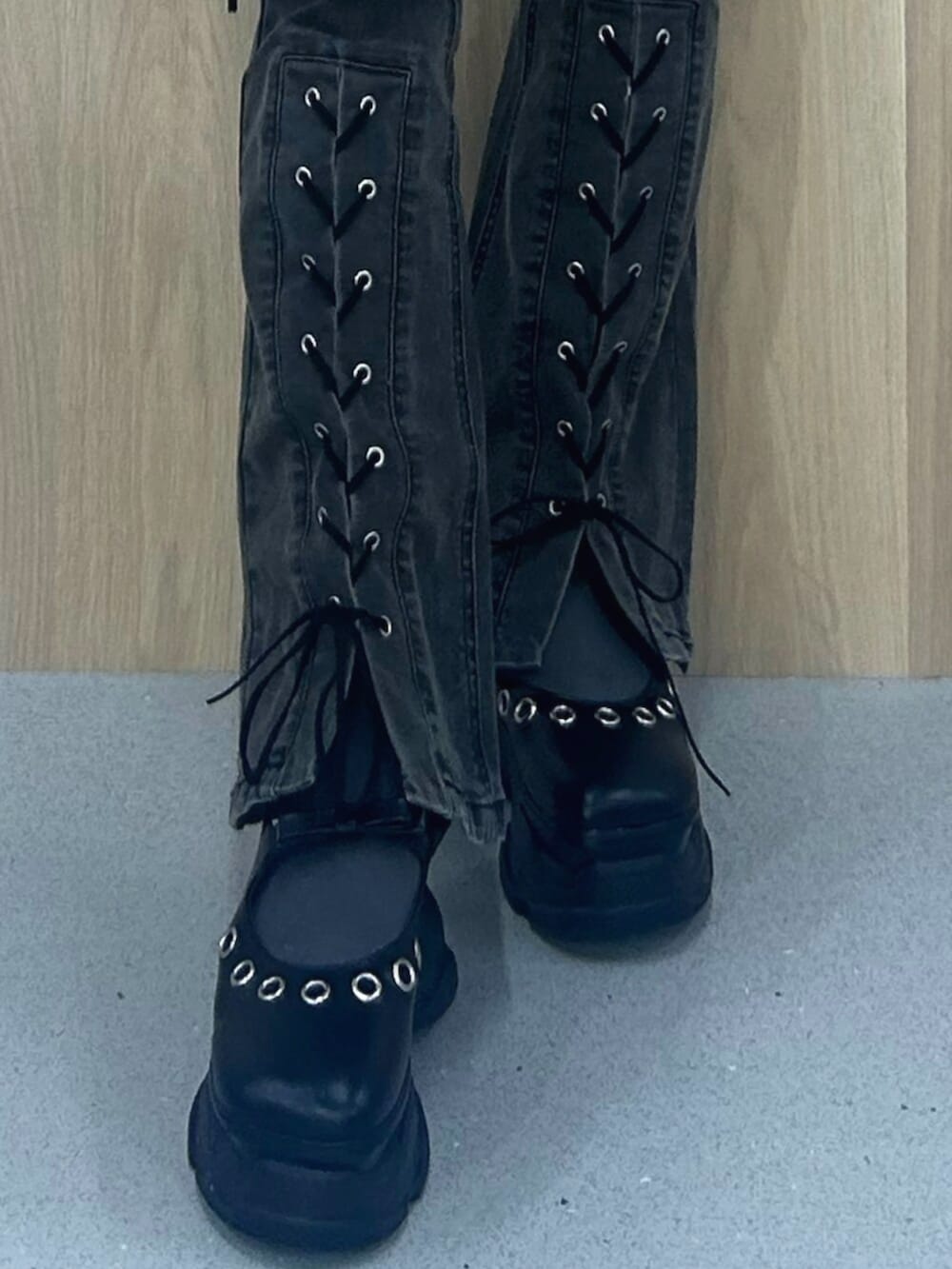 ブラック系のデニムパンツ、ブラック系のパンプス、その他のタンクトップを着用したレディースの春コーディネートの7枚目の写真