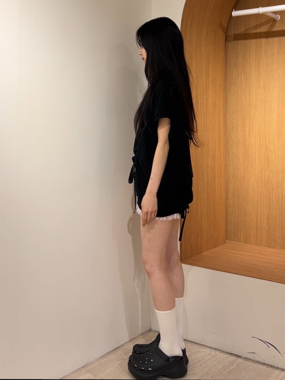 ホワイト系のその他パンツ、ブラック系のTシャツ/カットソー、ブラック系のその他シューズを着用したレディースの夏コーディネートの2枚目の写真