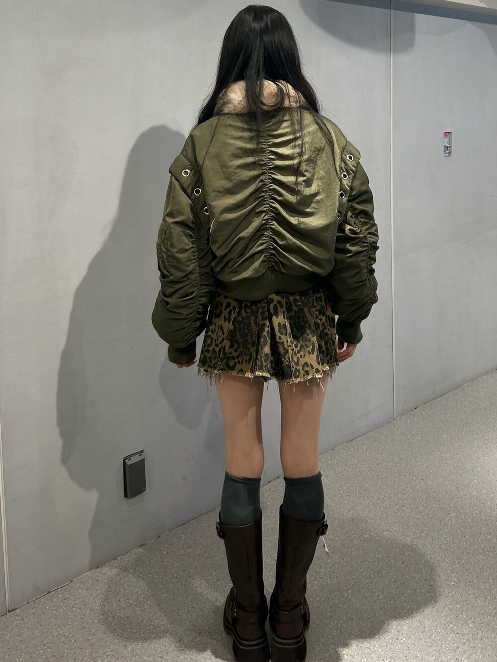 グリーン系のMA-1、ブラウン系のその他パンツ、ブルー系のブーツを着用したレディースの秋コーディネートの4枚目の写真