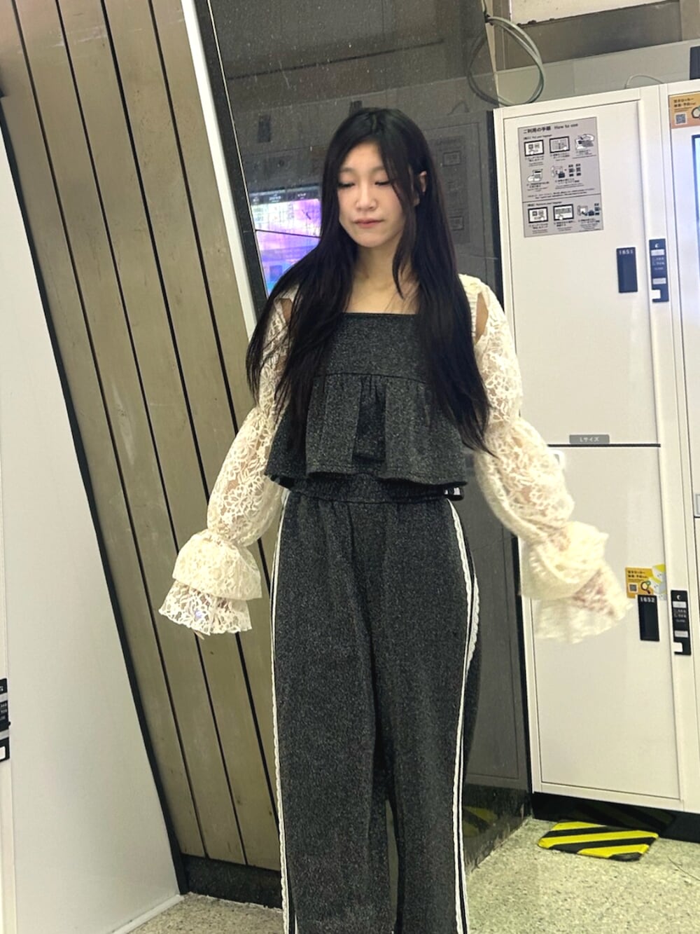 ブラック系のパンプス、ホワイト系のカーディガン/ボレロ、ブラック系のその他パンツを着用したレディースの春コーディネートの5枚目の写真