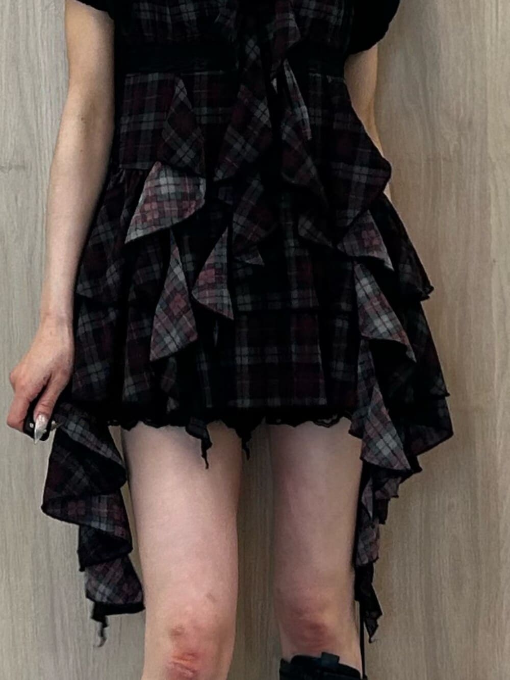 ブラック系のブーツ、ブラック系のその他パンツ、レッド系のワンピースを着用したレディースの夏コーディネートの6枚目の写真