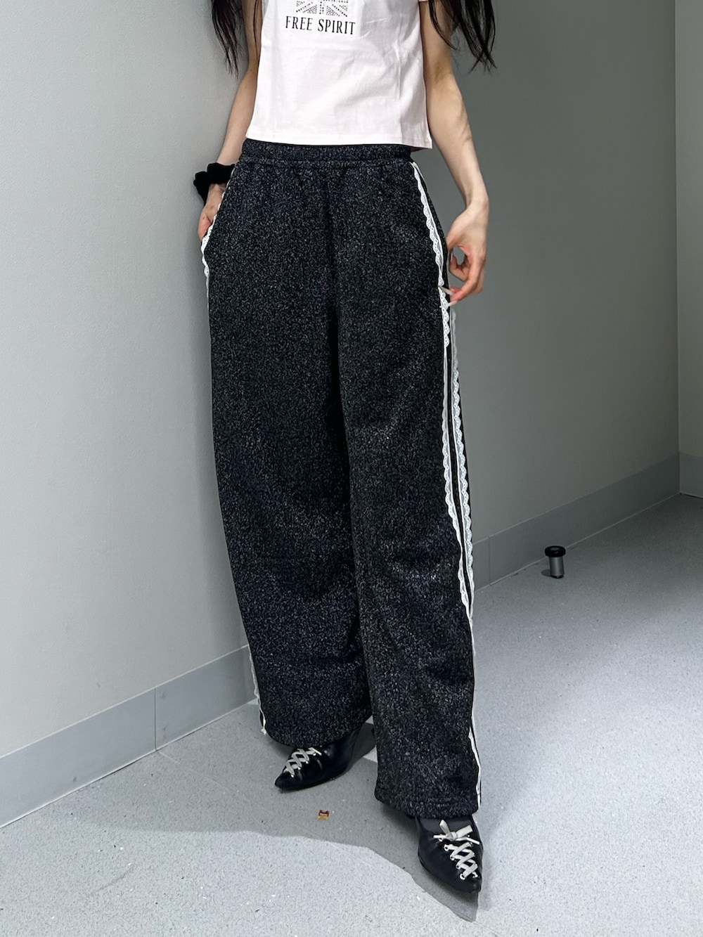 ブラック系のその他パンツ、ピンク系のTシャツ/カットソー、ブラック系のパンプスを着用したレディースの夏コーディネートの6枚目の写真