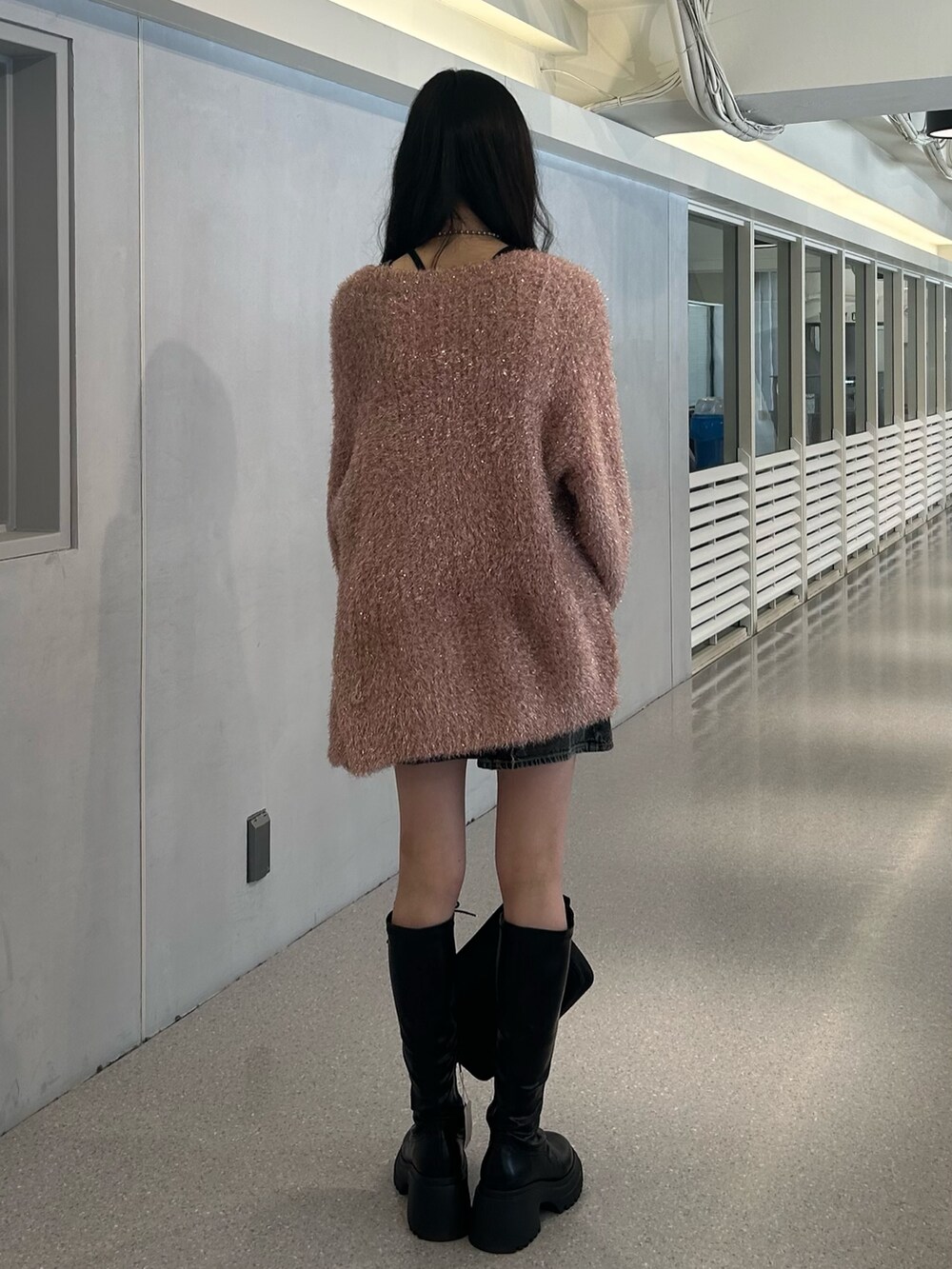 ピンク系のカーディガン/ボレロ、ブラック系のワンピース、ブラック系のショルダーバッグを着用したレディースの夏コーディネートの3枚目の写真