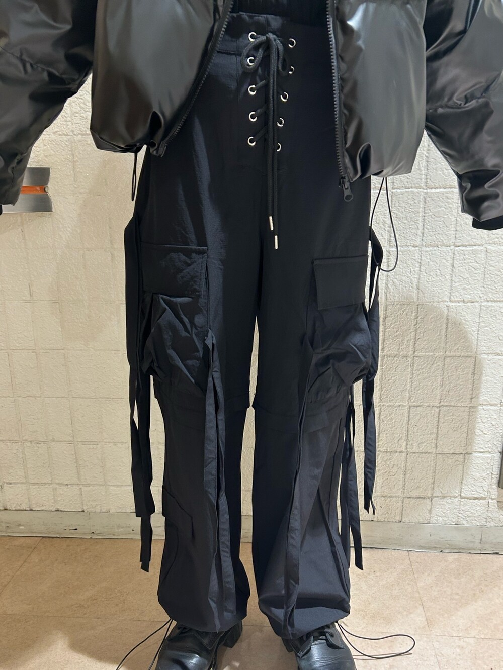 ブラック系のニット/セーター、ブラック系のダウンジャケット/コート、ブラック系のその他パンツを着用したレディースの冬コーディネートの6枚目の写真