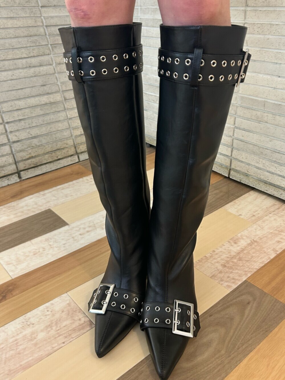 ブラック系のその他パンツ、ブラック系のニット/セーター、ブラック系のブーツを着用したレディースの冬コーディネートの8枚目の写真