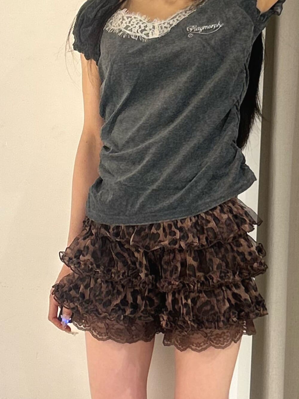 ブラウン系のその他パンツ、ブラック系のサンダル、グレー系のTシャツ/カットソーを着用したレディースの夏コーディネートの6枚目の写真