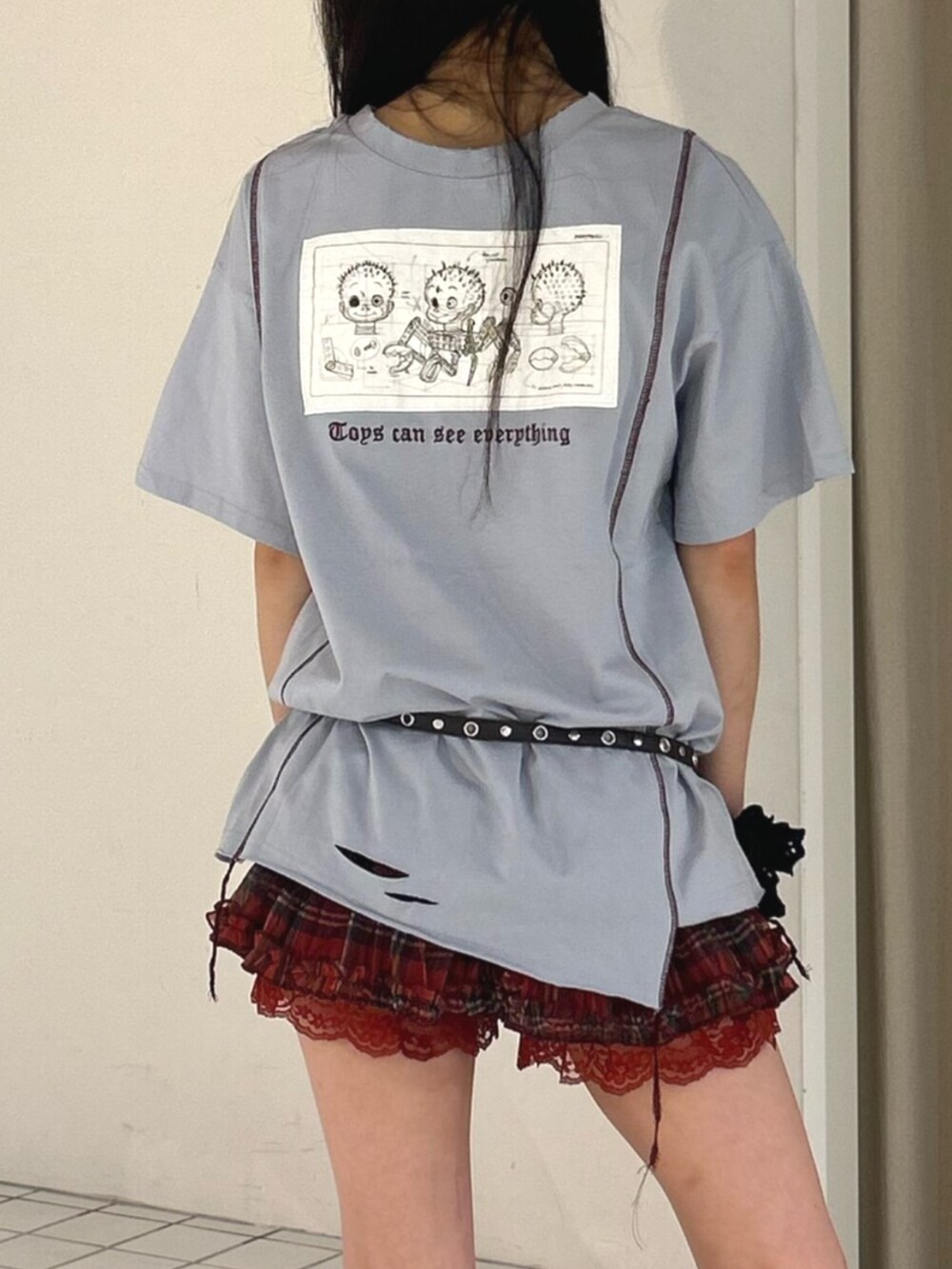 ブラック系のサンダル、ブルー系のTシャツ/カットソー、レッド系のその他パンツを着用したレディースの夏コーディネートの6枚目の写真