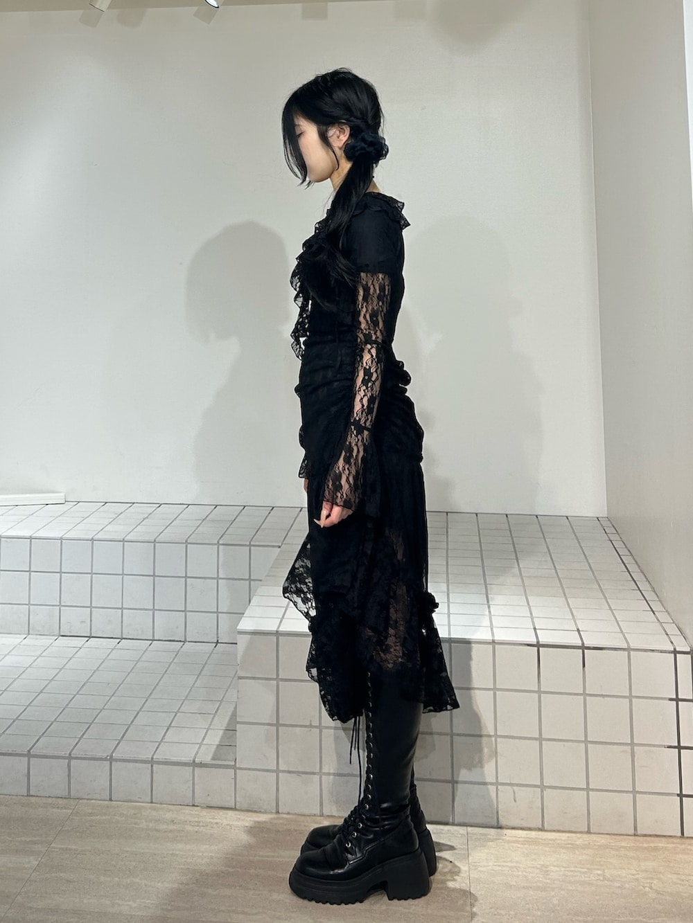 ブラック系のワンピース、ブラック系のブーツを着用したレディースの秋コーディネートの2枚目の写真