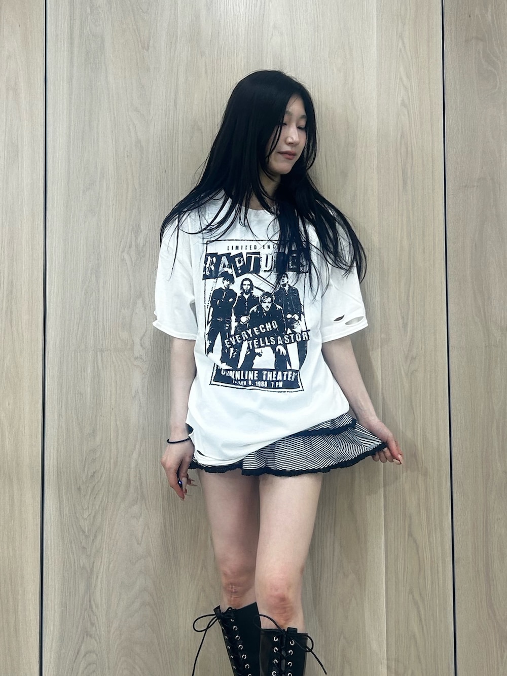 ホワイト系のTシャツ/カットソー、その他のスカート、ブラック系のブーツを着用したレディースの春コーディネートの4枚目の写真