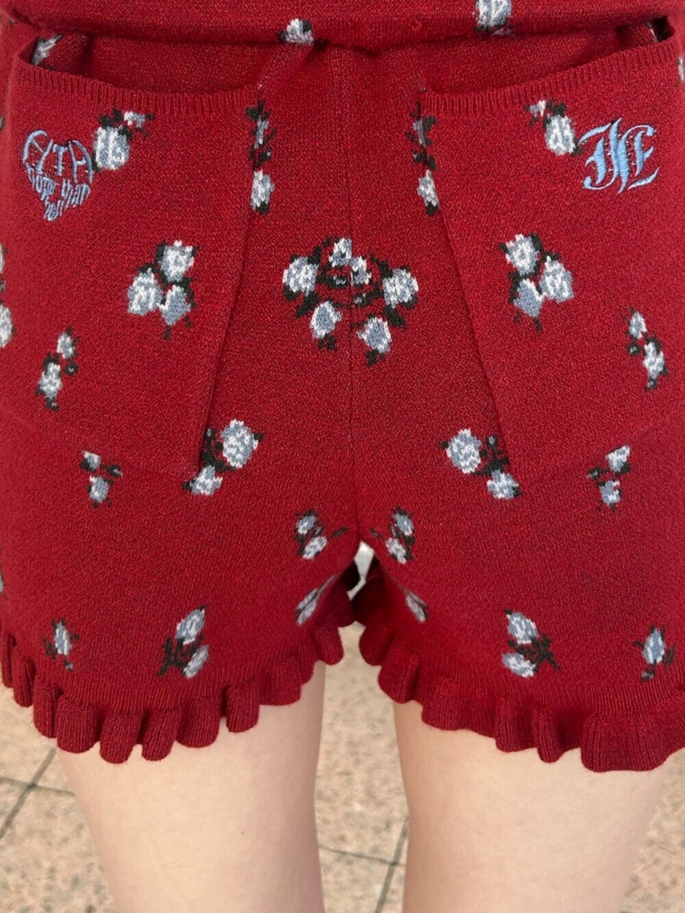 ブラック系のパンプス、ブラック系のニット/セーター、レッド系のその他パンツを着用したレディースの冬コーディネートの8枚目の写真