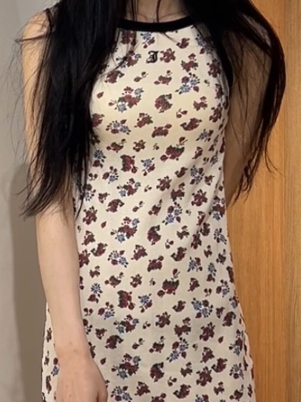 シルバー系のパンプス、ホワイト系のワンピースを着用したレディースの夏コーディネートの5枚目の写真