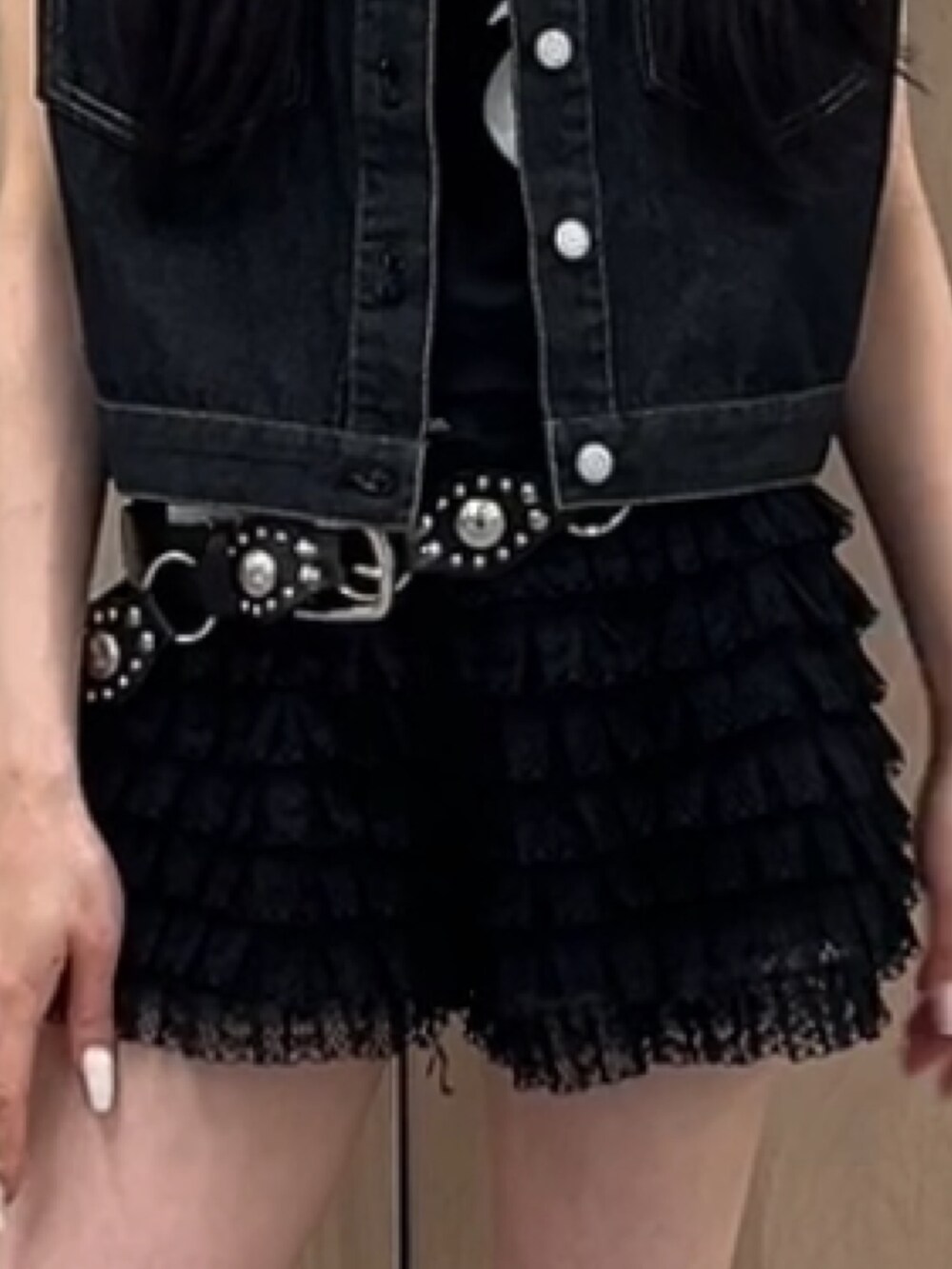 ブラック系のその他パンツ、ブラック系のブーツ、ブラック系のTシャツ/カットソーを着用したレディースの春コーディネートの6枚目の写真