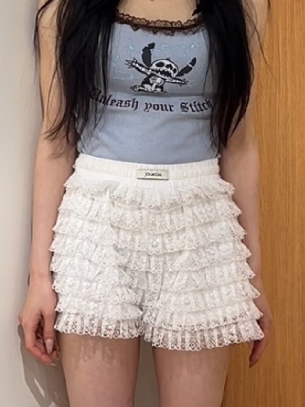 ブルー系のキャミソール、ホワイト系のその他パンツ、ブラック系のブーツを着用したレディースの夏コーディネートの6枚目の写真