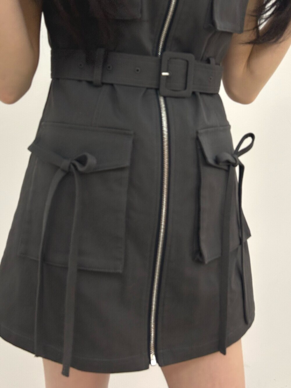 ブラック系のブーツ、ブラック系のワンピースを着用したレディースの春コーディネートの6枚目の写真