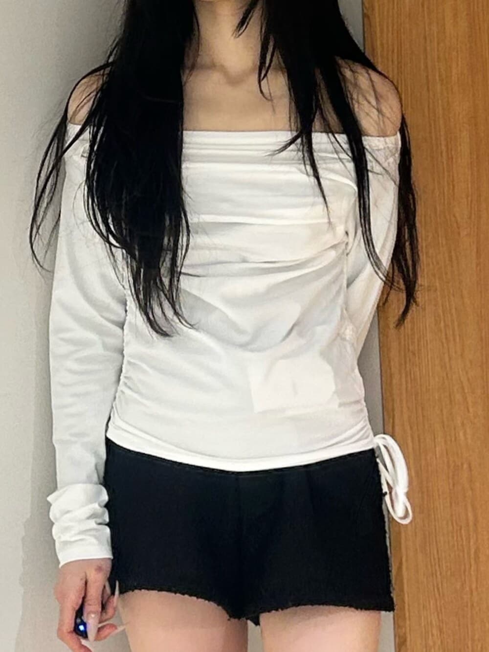 ブラック系のブーツ、ブラック系のその他パンツ、ホワイト系のTシャツ/カットソーを着用したレディースの春コーディネートの5枚目の写真