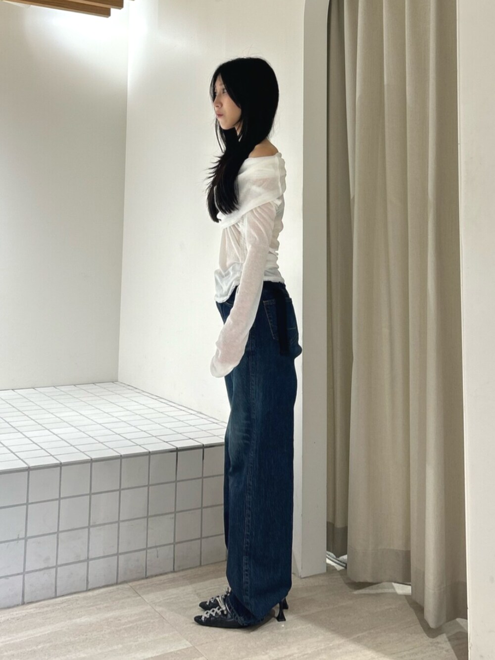 ブラック系のパンプス、ブルー系のデニムパンツ、ホワイト系のTシャツ/カットソーを着用したレディースの秋コーディネートの2枚目の写真