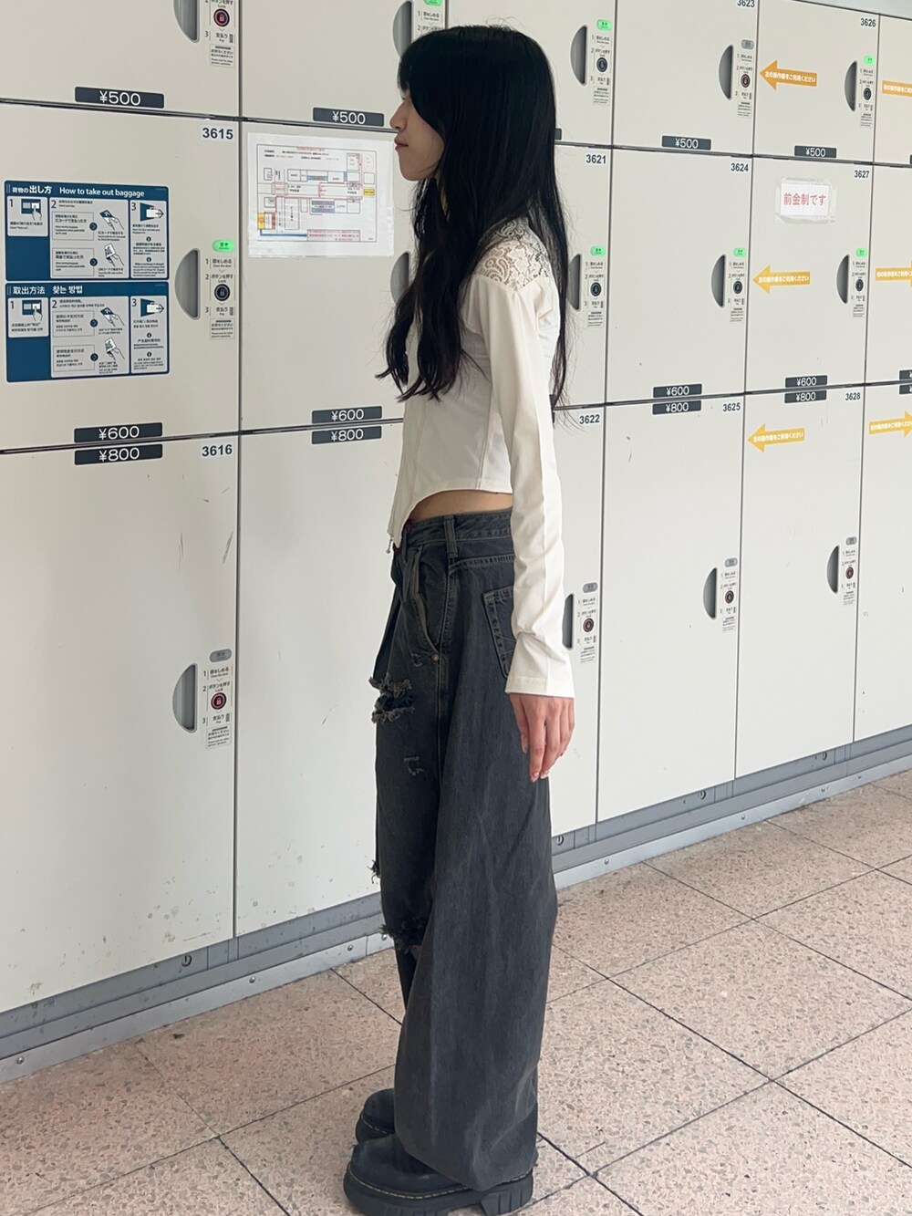 ホワイト系のTシャツ/カットソー、ブラック系のデニムパンツ、シルバー系のネックレスを着用したレディースの夏コーディネートの3枚目の写真