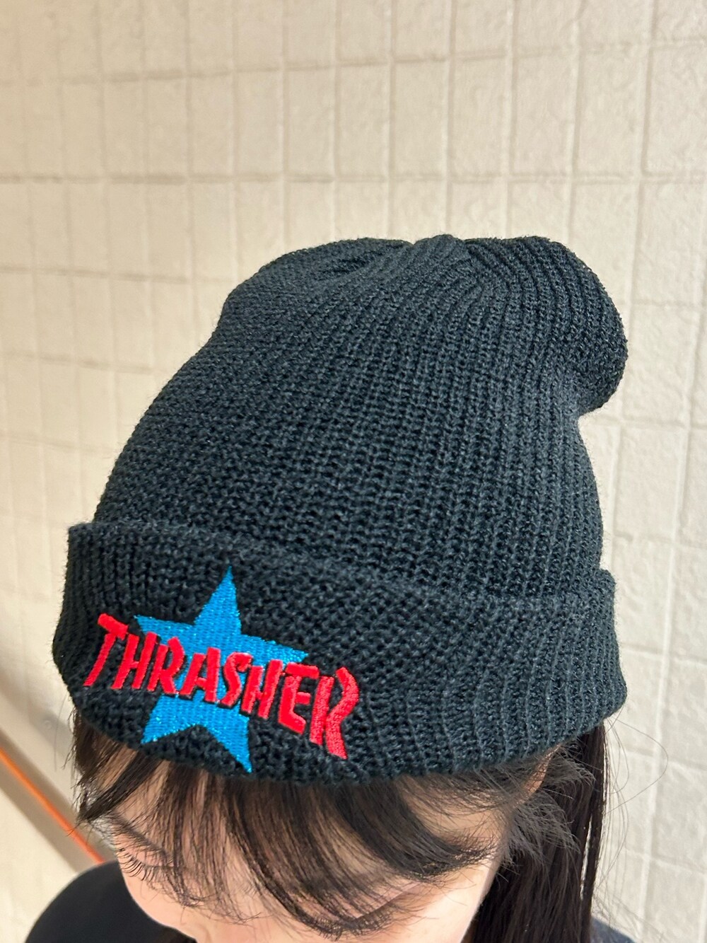 ブラック系のスウェット、ブルー系のその他パンツ、ブラック系のニットキャップ/ビーニーを着用したレディースの秋コーディネートの4枚目の写真