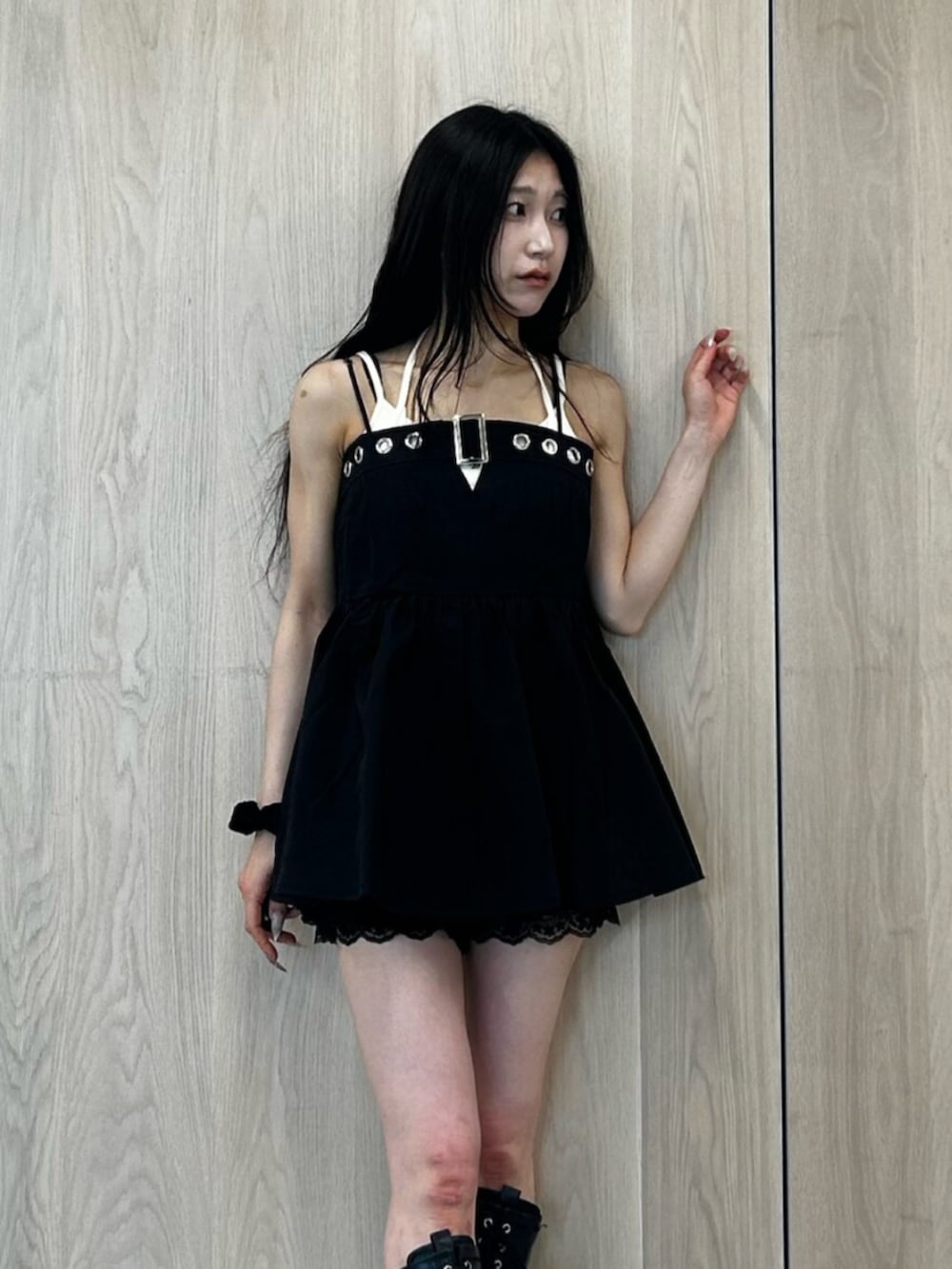 ホワイト系のキャミソール、ブラック系のブーツ、ブラック系のその他パンツを着用したレディースの夏コーディネートの4枚目の写真