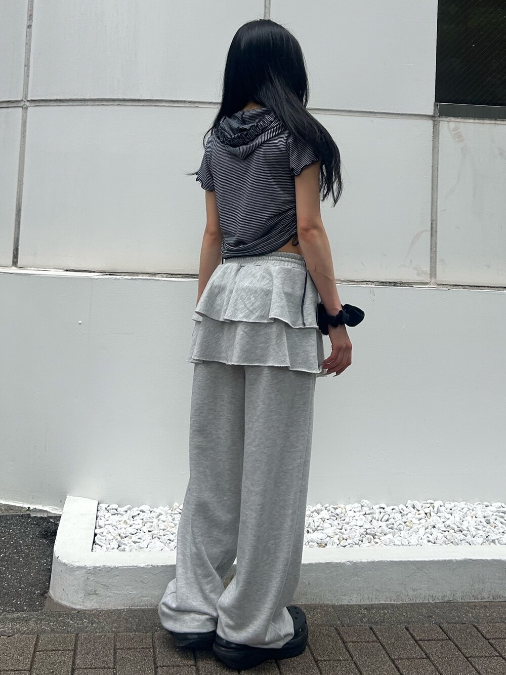 ブルー系のTシャツ/カットソー、グレー系のスウェットパンツを着用したレディースの夏コーディネートの3枚目の写真