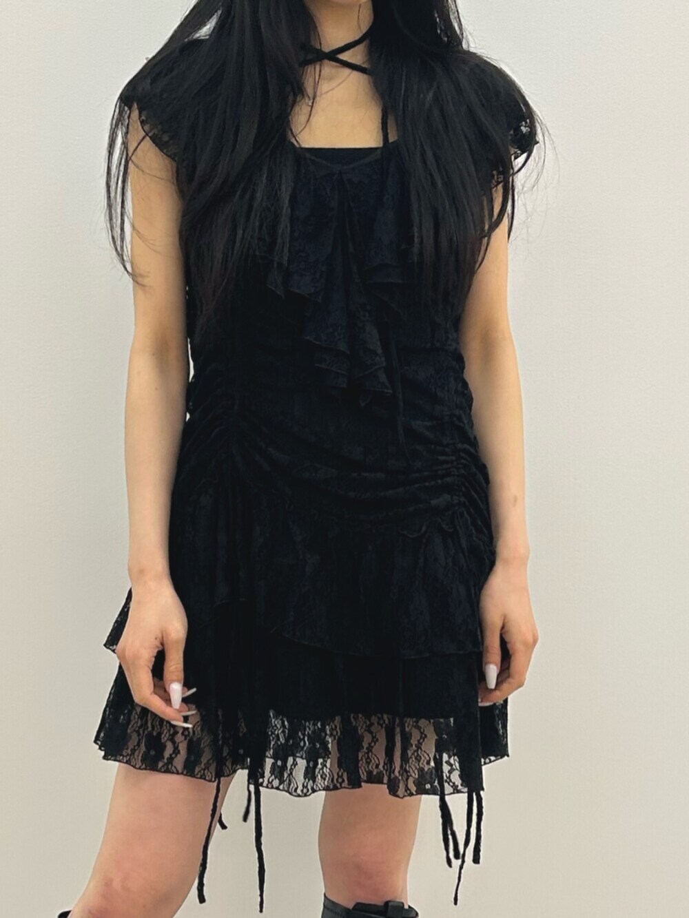 ブラック系のブーツ、ブラック系のワンピースを着用したレディースの夏コーディネートの4枚目の写真